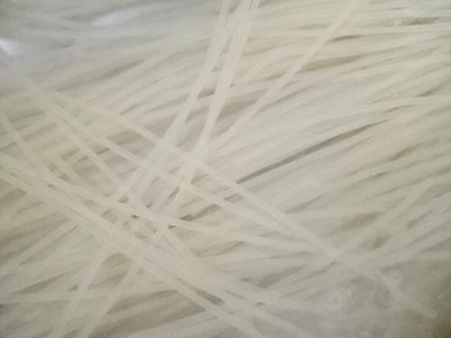【绿豆芽虾米腐竹拌米粉】步骤1