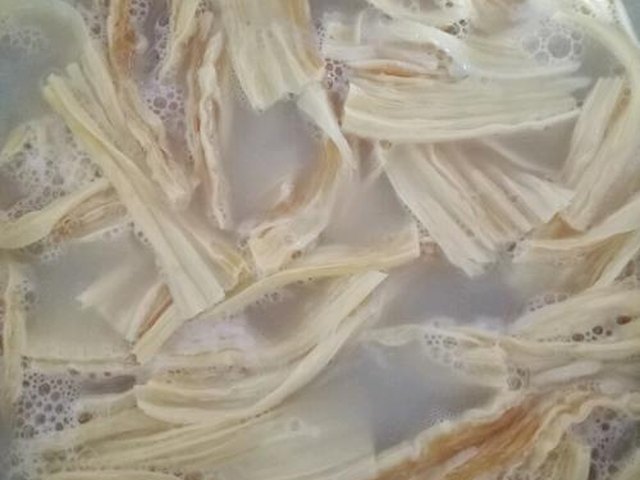 【绿豆芽虾米腐竹拌米粉】步骤3