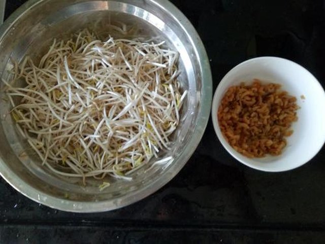【绿豆芽虾米腐竹拌米粉】步骤4