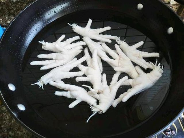 【香卤凤爪】步骤1