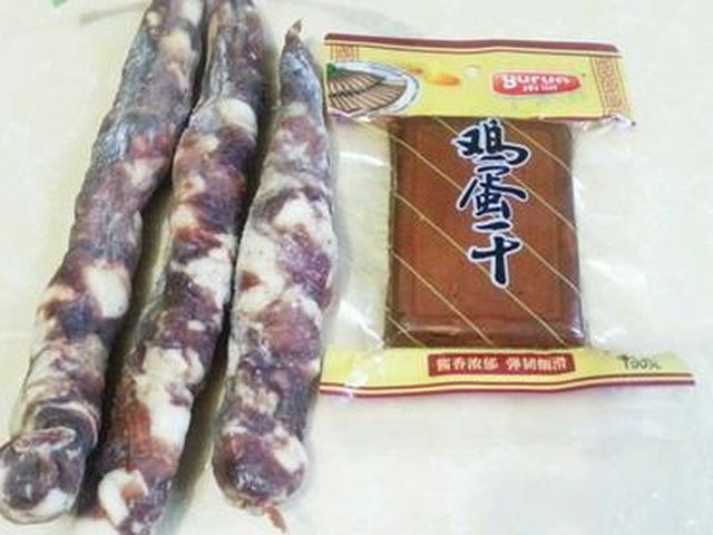 【鸡蛋干蒸腊肠】步骤1