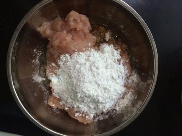 【蒸肉丸】步骤2