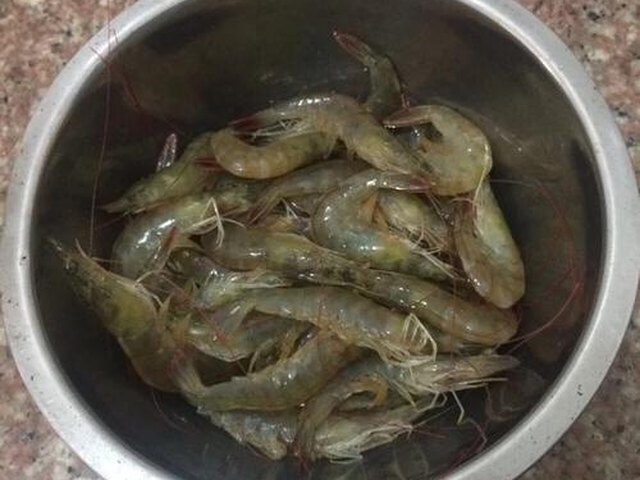 【蒜蓉蒸虾】步骤1