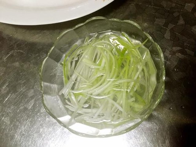 【柠香清蒸鲈鱼】步骤4