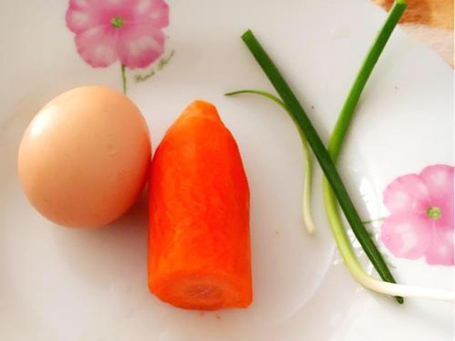 【宝宝食谱：胡萝卜鸡蛋米汤羹】步骤1
