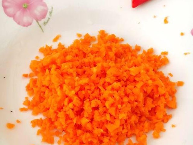 【宝宝食谱：胡萝卜鸡蛋米汤羹】步骤2