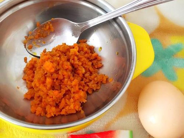 【宝宝食谱：胡萝卜鸡蛋米汤羹】步骤4