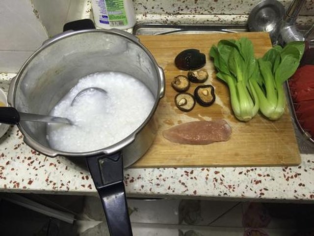 【皮蛋瘦肉粥】步骤1