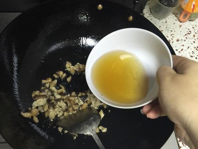 【皮蛋瘦肉粥】步骤3