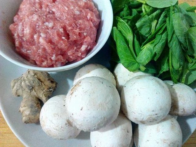 【豆苗口蘑肉丸汤】步骤1