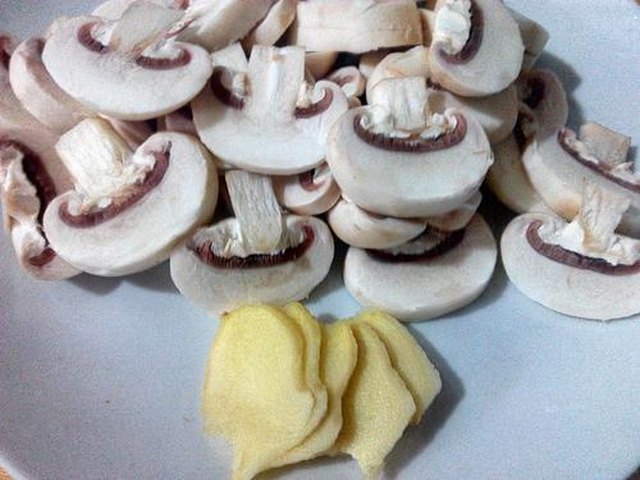 【豆苗口蘑肉丸汤】步骤3