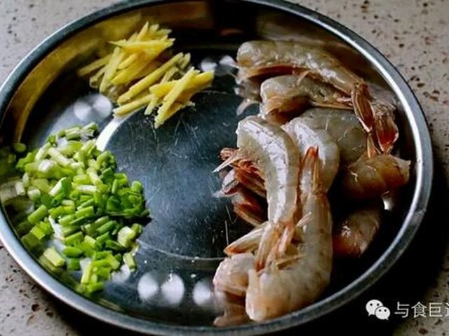 【鲜虾砂锅粥】步骤1