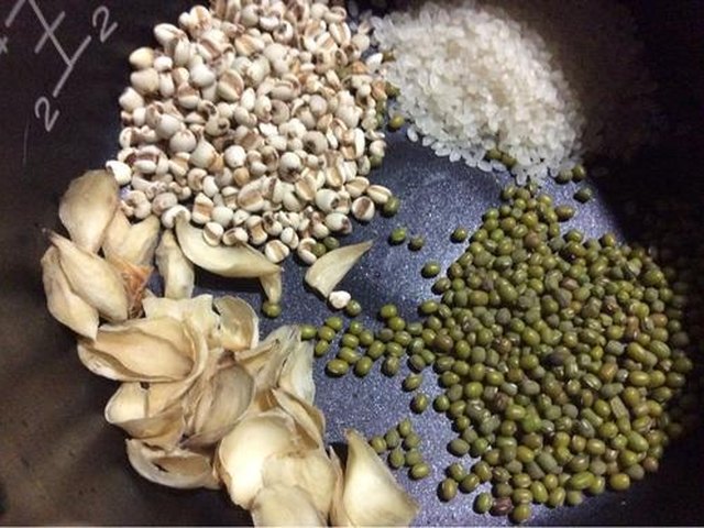【薏米百合绿豆粥】步骤1