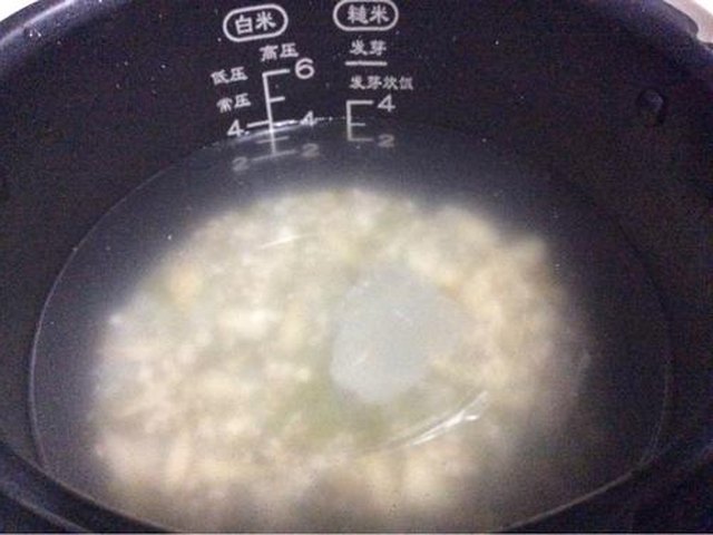 【薏米百合绿豆粥】步骤2