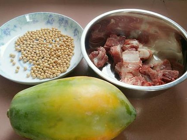 【木瓜黄豆排骨汤】步骤1