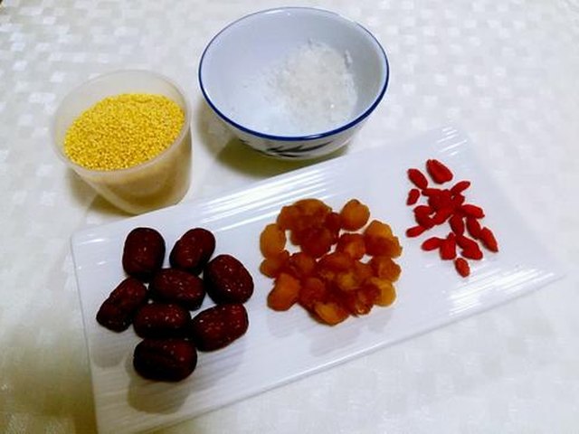 【红枣桂圆小米粥】步骤1