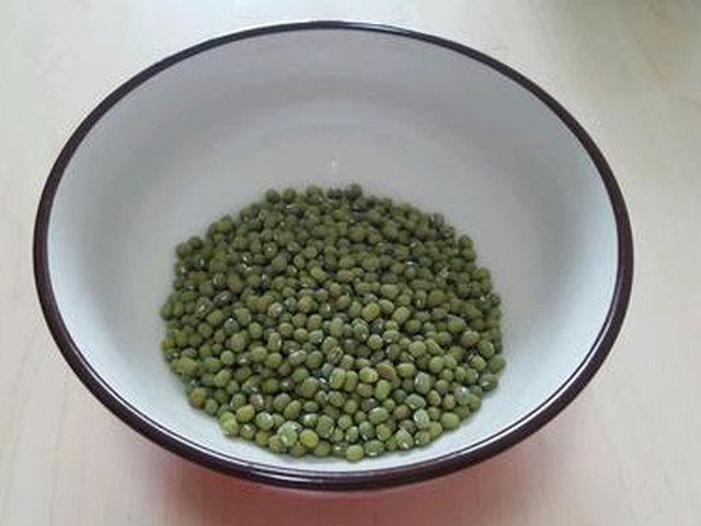 【绿豆莲子百合桂圆粥】步骤1