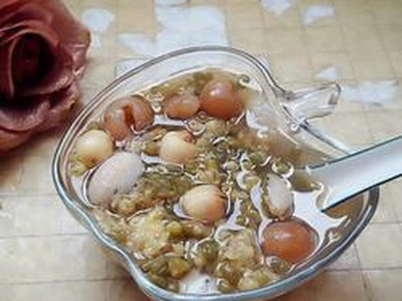 绿豆莲子百合桂圆粥