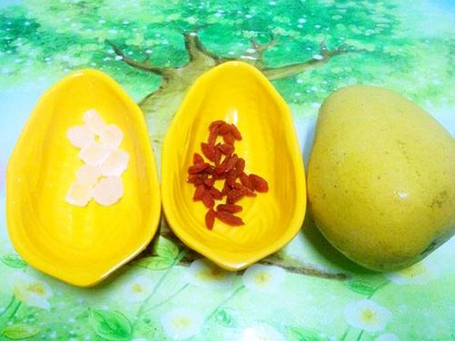【芒果冰糖饮】步骤1