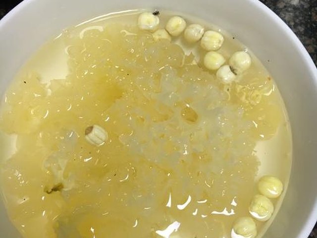 【冰糖雪耳莲子糖水】步骤1
