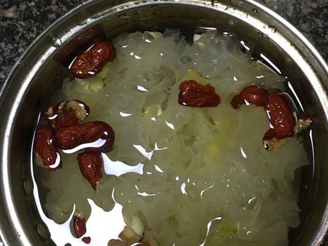 【冰糖雪耳莲子糖水】步骤3