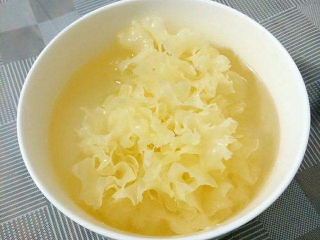 【银耳红枣枸杞汤】步骤2