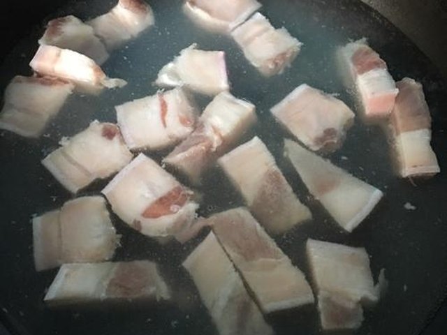 【猪肉白菜粉丝煲】步骤1