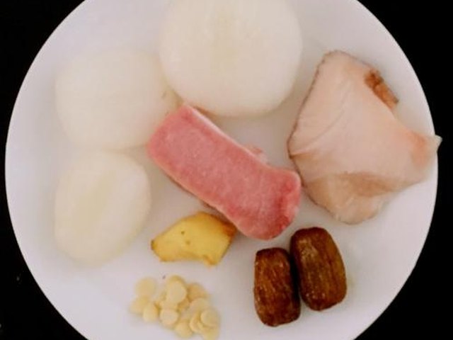 【海底椰响螺瘦肉汤】步骤1