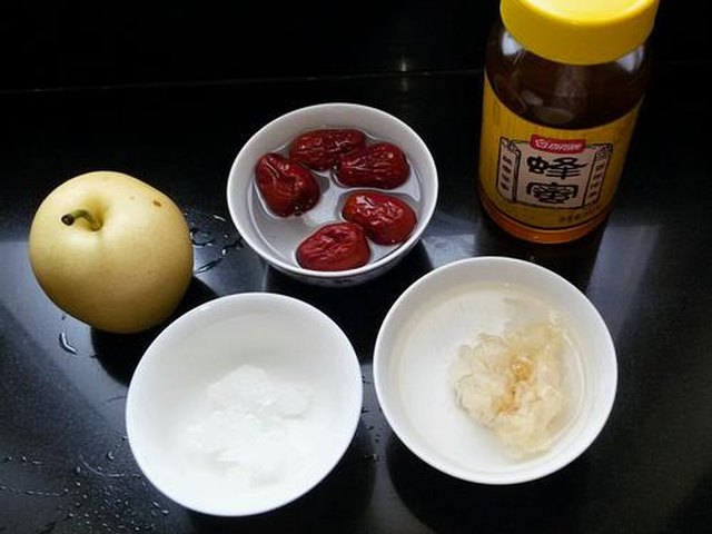 【蜂蜜雪梨银耳羹】步骤1