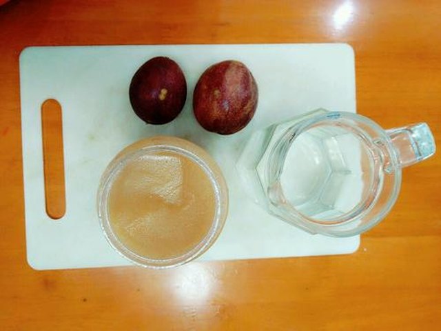 【蜂蜜百香果饮】步骤1