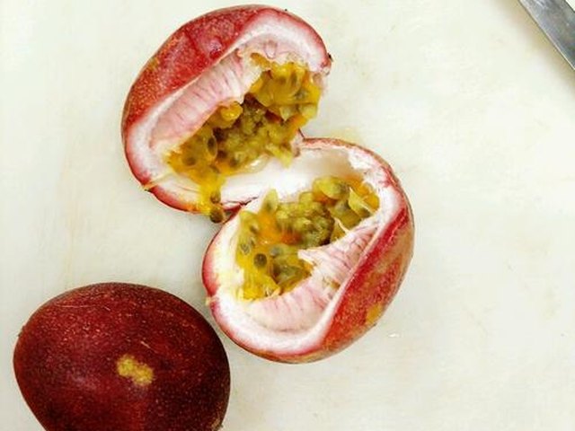 【蜂蜜百香果饮】步骤2