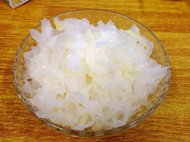【银耳雪梨汤】步骤2