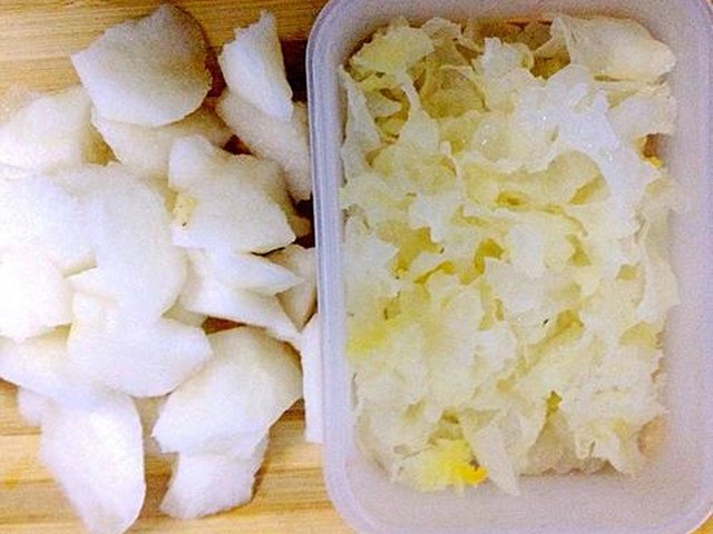 【银耳雪梨汤】步骤3