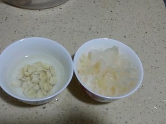 【银耳莲子红枣 汤】步骤3