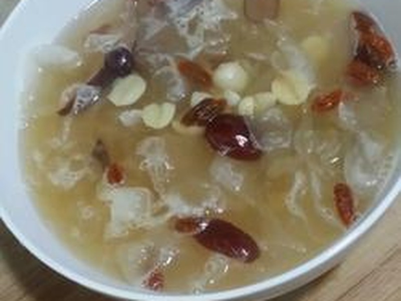 银耳莲子红枣 汤