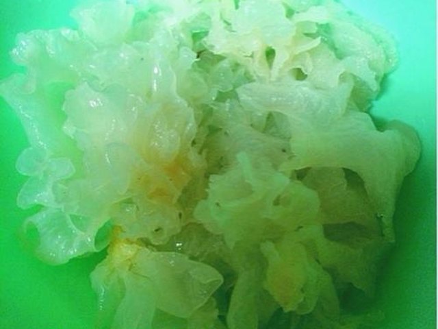 【木瓜莲子银耳羹】步骤2