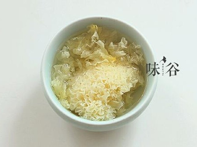 【桂园莲子银耳糖水】步骤2