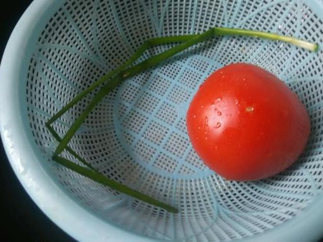 【紫菜西红柿鸡蛋虾皮汤】步骤1