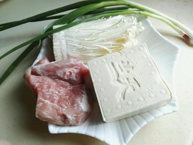 【豆腐金针菇汤】步骤1
