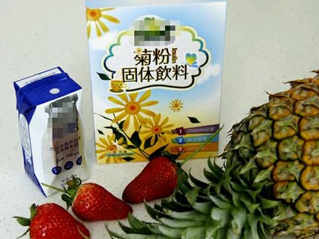 【草莓菠萝奶昔】步骤1