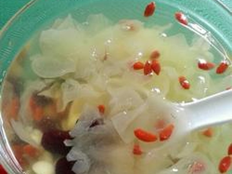 银耳莲子汤