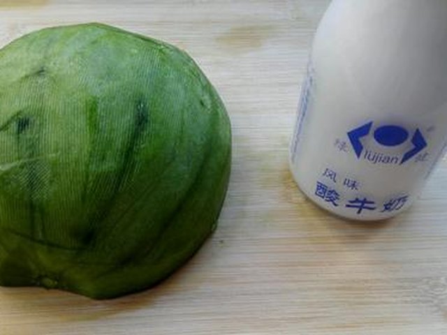 【酸奶香瓜汁】步骤1
