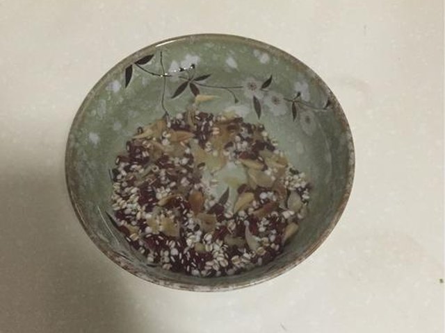 【红豆薏米百合汤】步骤2