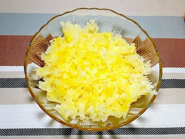 【銀耳蘋果紅棗桂圓羮】步骤2制作图解
