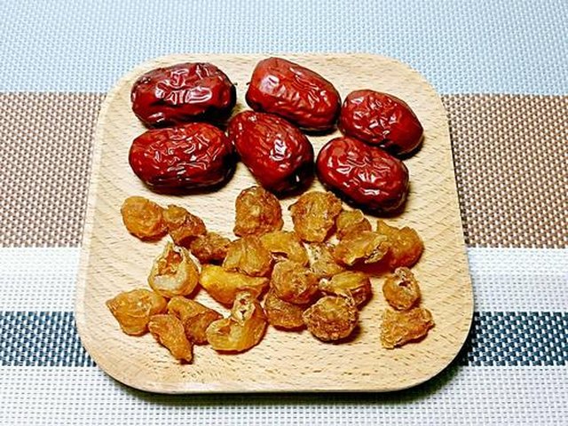 【銀耳蘋果紅棗桂圓羮】步骤4制作图解