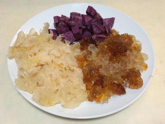【桃胶养肝汤】步骤1制作图解