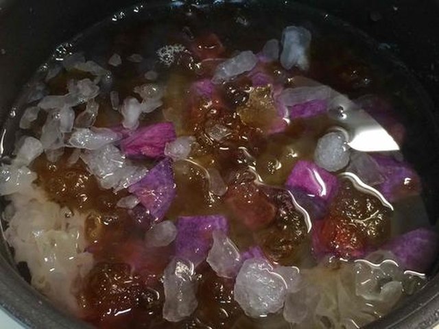 【桃胶养肝汤】步骤2制作图解